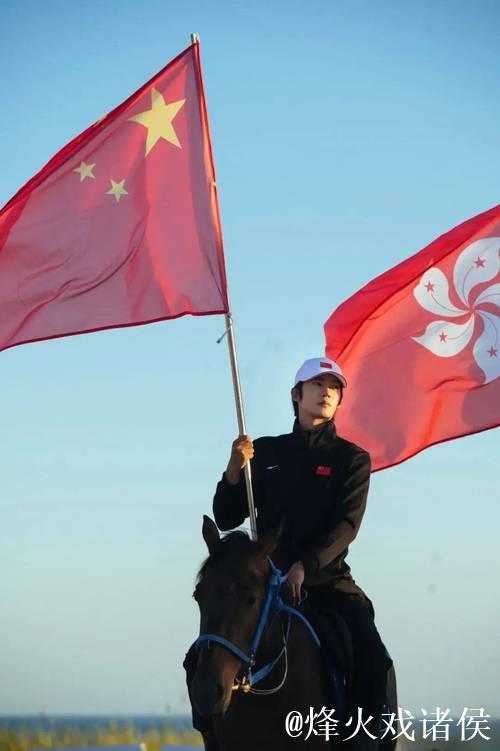 于适单人挥旗入场引发观众惊叹 于适单人挥旗入场引发观众惊叹